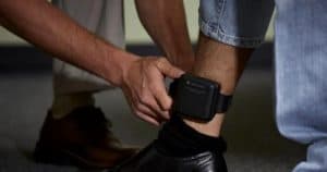 Când se poate dispune monitorizarea persoanelor cu brățara electronică? Avocat penal Cluj